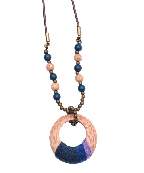 チチカカ(チチカカ)の「糸巻ウッドネックレス(ネックレス・レディース・ブラック/オレンジ/ブルー・FREE)」の6枚目の写真