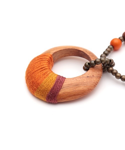チチカカ(チチカカ)の「糸巻ウッドネックレス(ネックレス・レディース・ブラック/オレンジ/ブルー・FREE)」の11枚目の写真