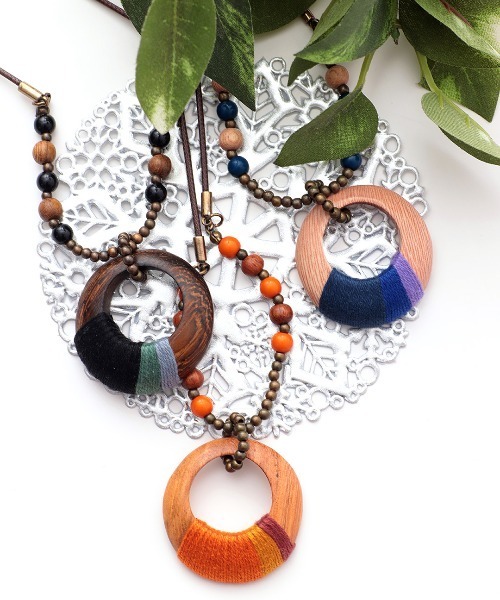 チチカカ(チチカカ)の「糸巻ウッドネックレス(ネックレス・レディース・ブラック/オレンジ/ブルー・FREE)」の4枚目の写真