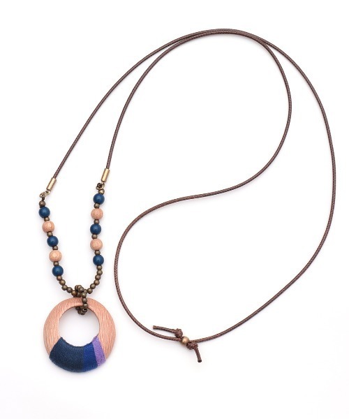 チチカカ(チチカカ)の「糸巻ウッドネックレス(ネックレス・レディース・ブラック/オレンジ/ブルー・FREE)」の9枚目の写真