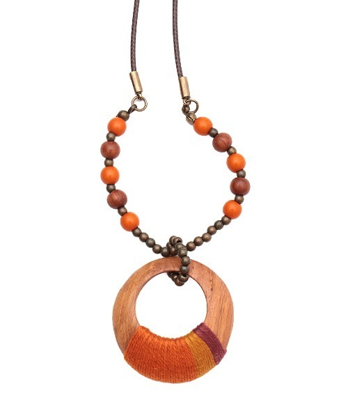 チチカカ(チチカカ)の「糸巻ウッドネックレス(ネックレス・レディース・ブラック/オレンジ/ブルー・FREE)」の7枚目の写真