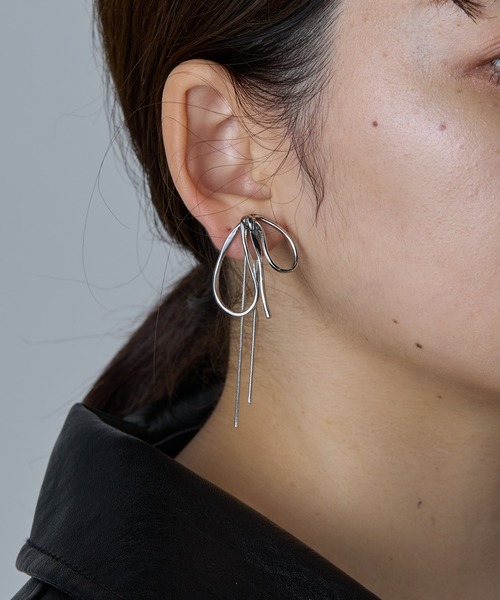 COLONY 2139（コロニートゥーワンスリーナイン）の「メタルチェーンリボンイヤリング（イヤリング・レディース・シルバー/ゴールド・FREE）」の2枚目の写真