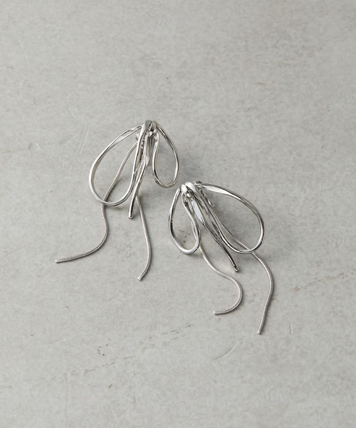 COLONY 2139（コロニートゥーワンスリーナイン）の「メタルチェーンリボンイヤリング（イヤリング・レディース・シルバー/ゴールド・FREE）」の4枚目の写真