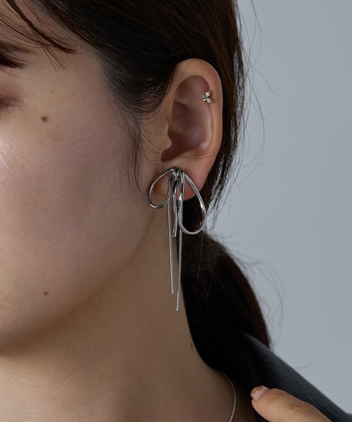 COLONY 2139（コロニートゥーワンスリーナイン）の「メタルチェーンリボンイヤリング（イヤリング・レディース・シルバー/ゴールド・FREE）」の5枚目の写真