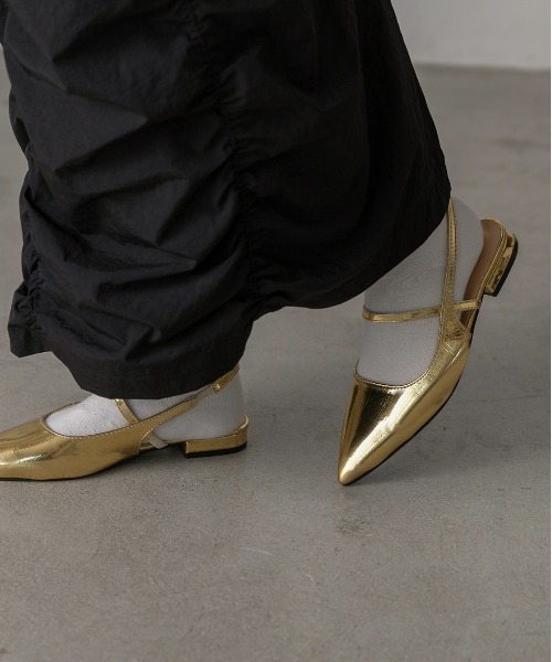 ad thie(アドティエ)の「ポインテッドトゥ フラットシューズ(パンプス・レディース・ゴールド/ブラック・LARGE/MEDIUM)」の19枚目の写真