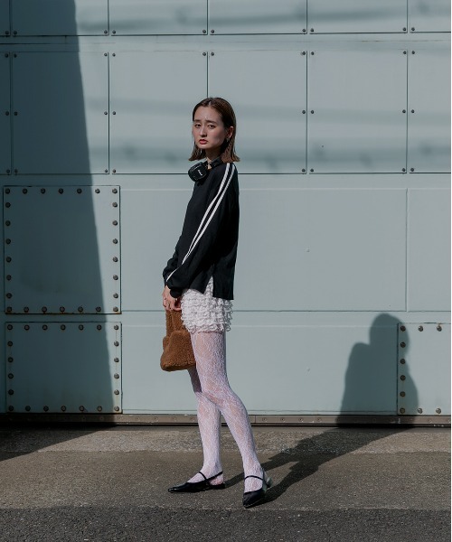 ad thie(アドティエ)の「ポインテッドトゥ フラットシューズ(パンプス・レディース・ゴールド/ブラック・LARGE/MEDIUM)」の12枚目の写真