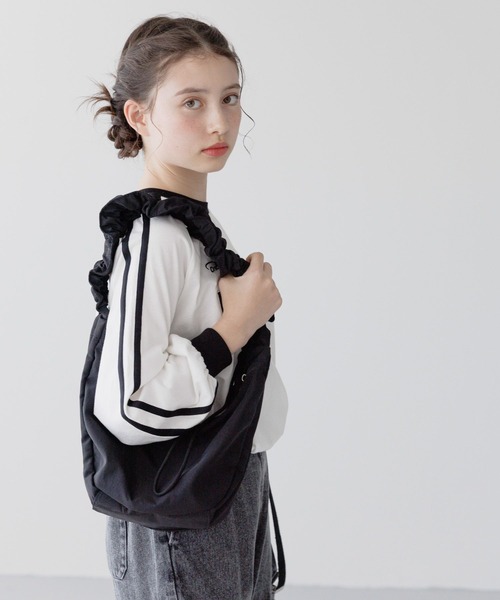 GLOBAL WORK（グローバルワーク）の「撥水クシュクシュショルダー/288534（ショルダーバッグ・キッズ・アイボリー/ブラック・ONE SIZE）」の2枚目の写真