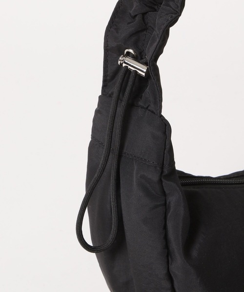 GLOBAL WORK（グローバルワーク）の「撥水クシュクシュショルダー/288534（ショルダーバッグ・キッズ・アイボリー/ブラック・ONE SIZE）」の9枚目の写真