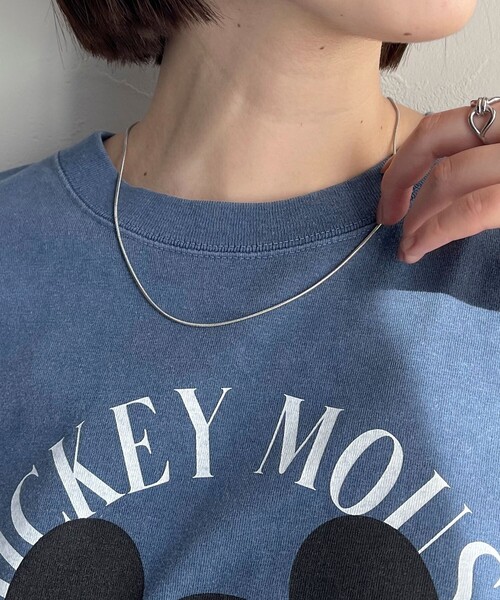 fredy emue（フレディエミュ）の「ステンレススネイクミドルネックレス（ネックレス・レディース・ゴールド/シルバー・FREE）」の2枚目の写真