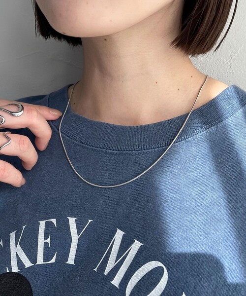 fredy emue（フレディエミュ）の「ステンレススネイクミドルネックレス（ネックレス・レディース・ゴールド/シルバー・FREE）」の4枚目の写真