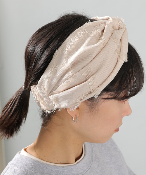 emesuelee（エメスーリー）の「フリンジヘアバンド（ヘアバンド・レディース・アイボリー/ブラック・フリー）」の3枚目の写真