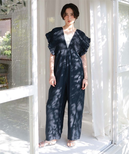 titivate(ティティベイト)の「シャーリングフリルオールインワン(つなぎ/オールインワン・レディース・オリーブ/ブラック/ライトベージュ/ブルー/ダークオレンジ/ネイビー・SP/S/M/L)」の4枚目の写真