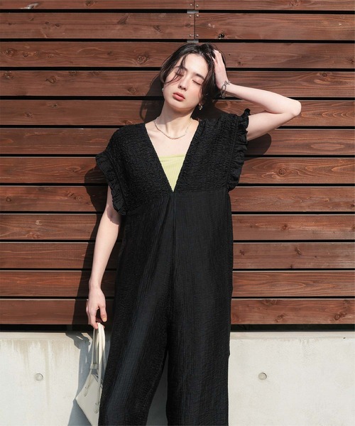 titivate(ティティベイト)の「シャーリングフリルオールインワン(つなぎ/オールインワン・レディース・オリーブ/ブラック/ライトベージュ/ブルー/ダークオレンジ/ネイビー・SP/S/M/L)」の15枚目の写真