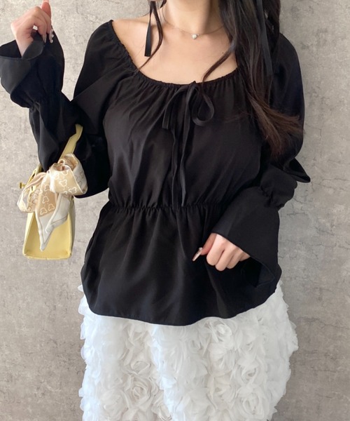 Mejoul（メジュール）の「2way リボンデザインギャザーボリュームスリーブ ペプラムブラウス（シャツ/ブラウス・レディース・ブラック/ホワイト・L/M）」の2枚目の写真