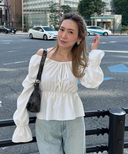 Mejoul（メジュール）の「2way リボンデザインギャザーボリュームスリーブ ペプラムブラウス（シャツ/ブラウス・レディース・ブラック/ホワイト・L/M）」の14枚目の写真