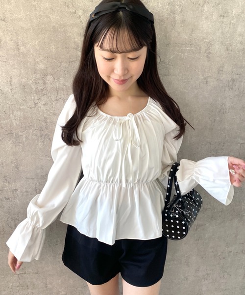 Mejoul（メジュール）の「2way リボンデザインギャザーボリュームスリーブ ペプラムブラウス（シャツ/ブラウス・レディース・ブラック/ホワイト・L/M）」の19枚目の写真