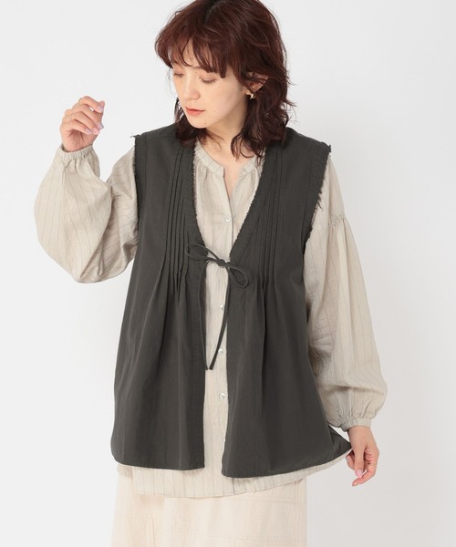 studio CLIP(スタディオクリップ)の「フロントリボンフレアベスト(ベスト・レディース・スモーク/カーキ・FREE)」の6枚目の写真