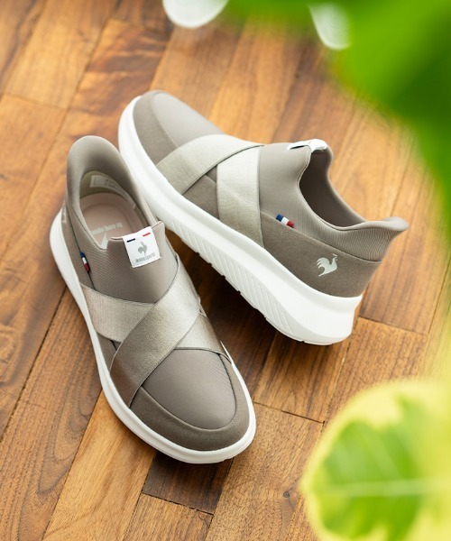 le coq sportif（ルコックスポルティフ）の「LCS マルヌ ダブルベルトスリッポン SI(さっと履ける/軽量/消臭)（スニーカー・レディース・ベージュ系その他/グレー×ホワイト/ブラック×ホワイト・23.5cm/24.5cm/23.0cm/24.0cm/25.0cm/22.5cm）」の3枚目の写真