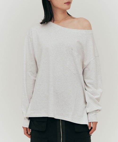 YOOU(ユー)の「オフショルダーカットソー/ワイドネックデザイン × リラックスシルエット(Tシャツ/カットソー・レディース・グレー/ブラック/マルチ/ホワイト・FREE)」の1枚目の写真