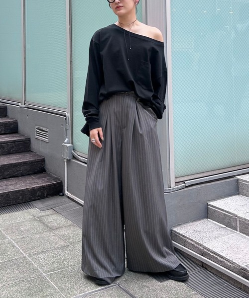 YOOU(ユー)の「オフショルダーカットソー/ワイドネックデザイン × リラックスシルエット(Tシャツ/カットソー・レディース・グレー/ブラック/マルチ/ホワイト・FREE)」の21枚目の写真