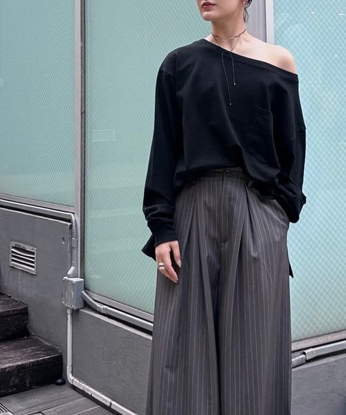 YOOU(ユー)の「オフショルダーカットソー/ワイドネックデザイン × リラックスシルエット(Tシャツ/カットソー・レディース・グレー/ブラック/マルチ/ホワイト・FREE)」の22枚目の写真