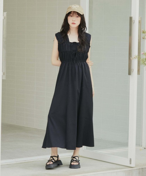 archives（アルシーヴ）の「２ｗａｙパイピングギャザーノースリワンピース（ワンピース・レディース・モカ/アイボリー/ブラック・MEDIUM）」の17枚目の写真