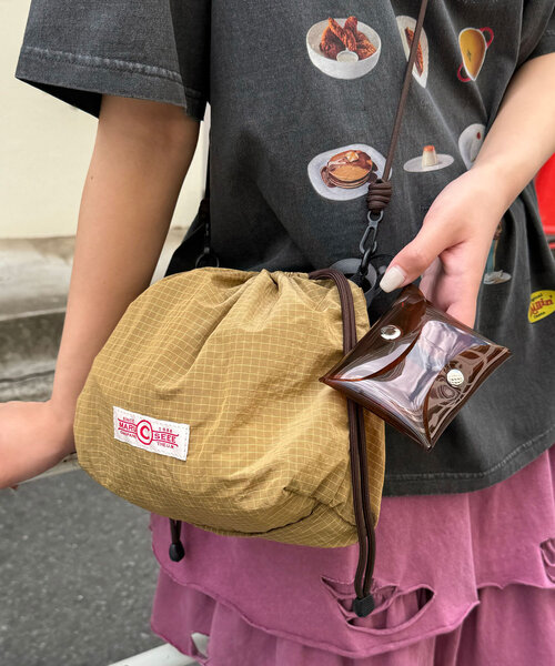 CIAOPANIC（チャオパニック）の「ポーチチャーム付きナイロンショルダーバッグ（ショルダーバッグ・レディース・ブラック/ブラウン/イエロー・FREE）」の4枚目の写真