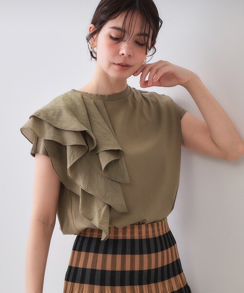 OPAQUE.CLIP（オペークドットクリップ）の「ショルダーフリルドッキングカットソー【洗濯機洗い可】（Tシャツ/カットソー・レディース・ブラック/カーキ/ホワイト・36/38/40/42）」の3枚目の写真