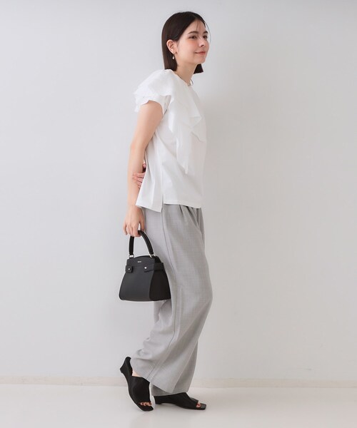 OPAQUE.CLIP（オペークドットクリップ）の「ショルダーフリルドッキングカットソー【洗濯機洗い可】（Tシャツ/カットソー・レディース・ブラック/カーキ/ホワイト・36/38/40/42）」の6枚目の写真