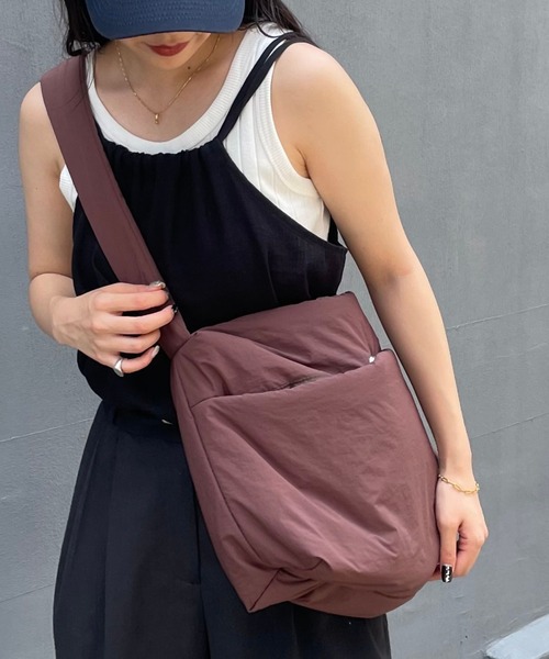 COLONY 2139(コロニートゥーワンスリーナイン)の「ナイロン中綿ソフトレクタングルバッグ(ショルダーバッグ・レディース・ブラック/ブラウン・FREE)」の2枚目の写真
