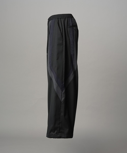 MAISON SPECIAL(メゾンスペシャル)の「《UNISEX》Wool Mixed Prime-Wide Track Pants/ウールミックスプライムワイドトラックパンツ【MAISON SPECIAL/メゾンスペシャル】(その他パンツ・メンズ・ネイビー/ブラック・0/1)」の4枚目の写真
