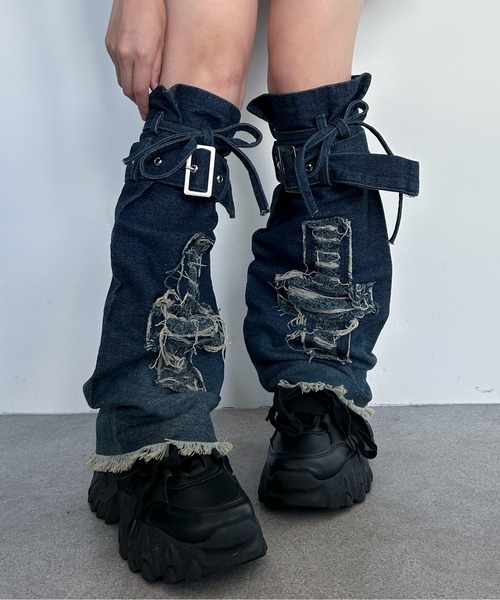 lilful(リルフル)の「Y2K バックル付き デニムレッグウォーマー ダメージ加工 裾フリンジ(レッグウォーマー・レディース・その他3/その他2/その他1/その他4・F)」の4枚目の写真