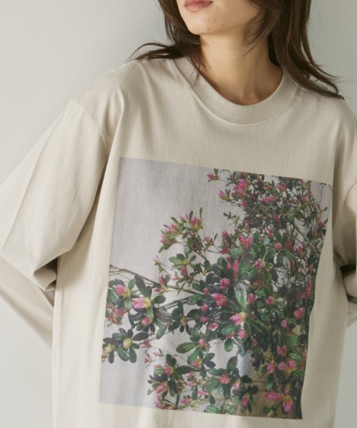 Libra Cue（リブラ キュー）の「フラワーフォトプリントロングスリーブTシャツ（Tシャツ/カットソー・レディース・ブラック/グレイッシュベージュ・FREE）」の2枚目の写真