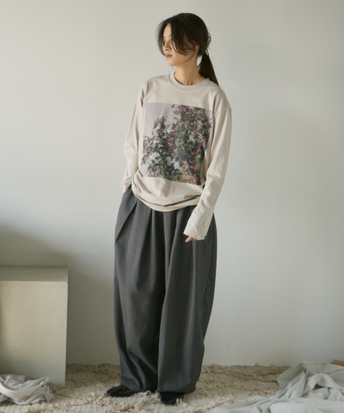 Libra Cue（リブラ キュー）の「フラワーフォトプリントロングスリーブTシャツ（Tシャツ/カットソー・レディース・ブラック/グレイッシュベージュ・FREE）」の15枚目の写真