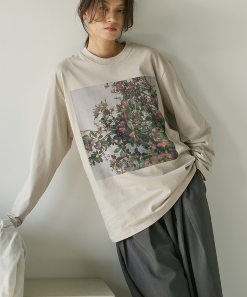 Libra Cue（リブラ キュー）の「フラワーフォトプリントロングスリーブTシャツ（Tシャツ/カットソー・レディース・ブラック/グレイッシュベージュ・FREE）」の20枚目の写真