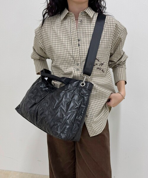 fredy emue(フレディエミュ)の「星キルティング2WAYトートバッグ(ショルダーバッグ・レディース・ブラック/ブロンズ/シルバー・FREE)」の8枚目の写真