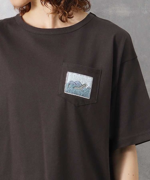 Bleu Bleuet(ブルーブルーエ)の「ネッシーポケット付きTシャツ(Tシャツ/カットソー・レディース・ホワイト/チャコールグレー・FREE)」の1枚目の写真