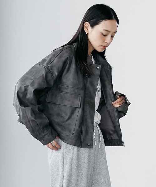 mili an deni(ミリアンデニ)の「2WAYカラーフェイクレザーショートブルゾン(ブルゾン・レディース・ブラウン/ブラック・M)」の5枚目の写真