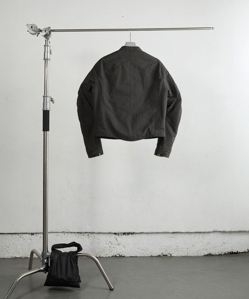 NVRFRGT(ネヴァーフォーゲット)の「PADDED MOTORCYCLE JACKET(ブルゾン・メンズ・ダークグレー/ブラック・2/1)」の4枚目の写真
