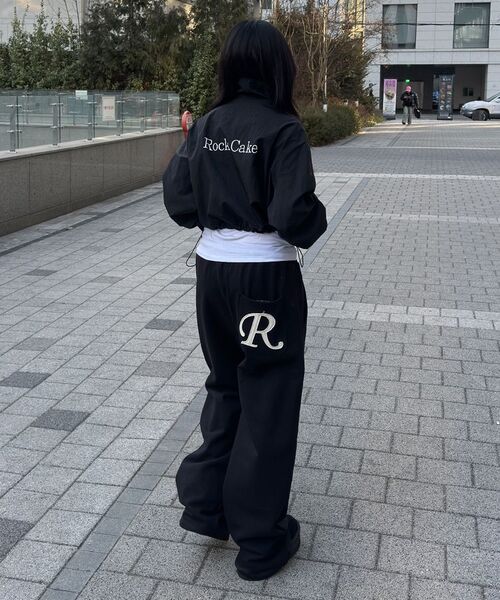 ROCKCAKE(ロックケーキ)の「アプリケ R ポケットジョガー - ブラック(スウェットパンツ・レディース・その他・SMALL/X-SMALL/XX-SMALL)」の2枚目の写真