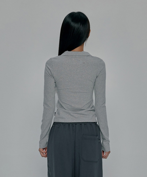 GILAARCHIVE(ギラアーカイブ)の「CROSS BUTTON COLLAR LONG SLEEVE_GREY(ポロシャツ・レディース・グレー・FREE)」の6枚目の写真