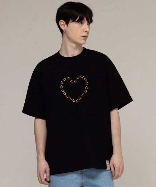 GRAVER（グレーバー）の「[ユニセックス]ハートドローイングスマイル半袖Tシャツ_ブラック（Tシャツ/カットソー・レディース・ブラック・SMALL/MEDIUM/LARGE/X-LARGE）」の2枚目の写真