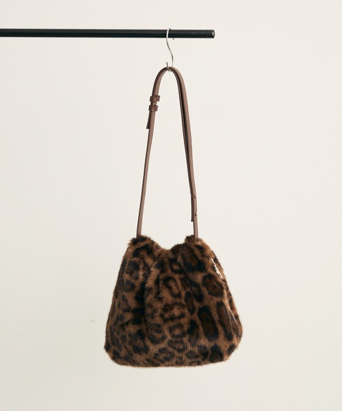 Lunea(ルネア)の「サイドジップファー巾着バッグ(ショルダーバッグ・レディース・ブラック/ホワイト/ブラウン/ベージュ・FREE)」の1枚目の写真