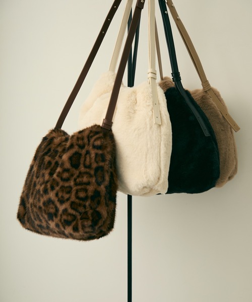 Lunea(ルネア)の「サイドジップファー巾着バッグ(ショルダーバッグ・レディース・ブラック/ホワイト/ブラウン/ベージュ・FREE)」の3枚目の写真