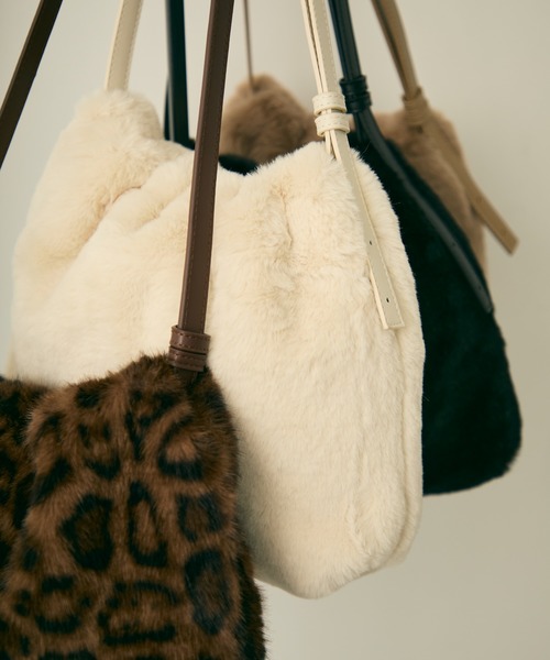 Lunea(ルネア)の「サイドジップファー巾着バッグ(ショルダーバッグ・レディース・ブラック/ホワイト/ブラウン/ベージュ・FREE)」の8枚目の写真