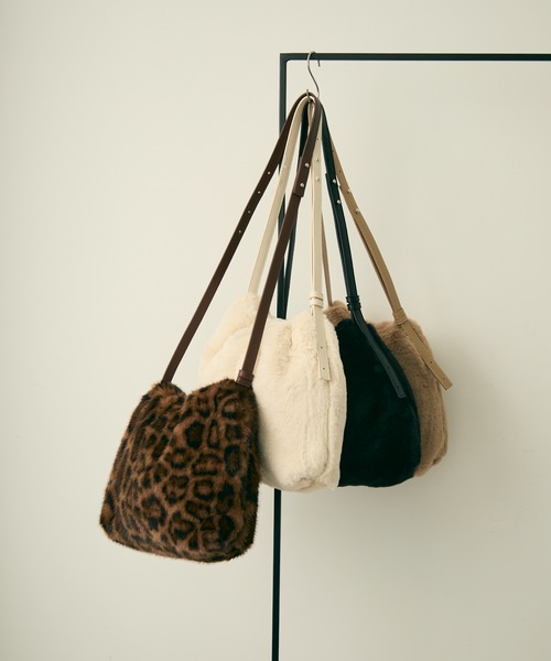 Lunea(ルネア)の「サイドジップファー巾着バッグ(ショルダーバッグ・レディース・ブラック/ホワイト/ブラウン/ベージュ・FREE)」の6枚目の写真