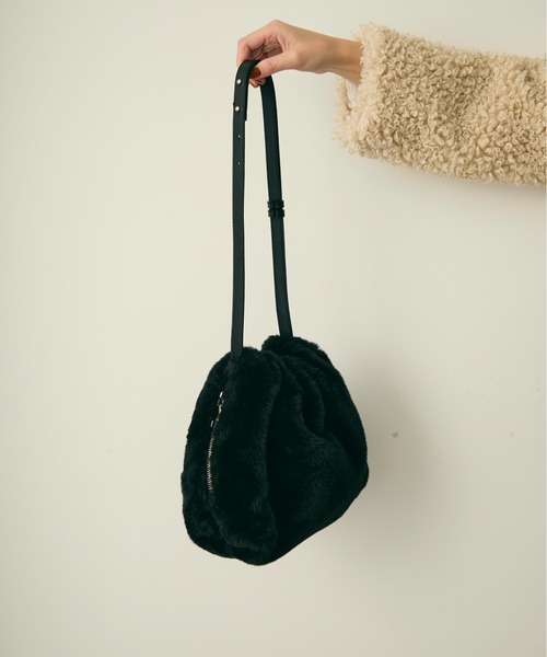 Lunea(ルネア)の「サイドジップファー巾着バッグ(ショルダーバッグ・レディース・ブラック/ホワイト/ブラウン/ベージュ・FREE)」の5枚目の写真