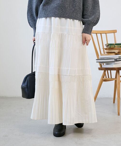 le.coeur blanc(ルクールブラン)の「デシン変形プリーツスカート(スカート・レディース・チャコールグレー/ブラック系その他/アイボリー・38)」の2枚目の写真