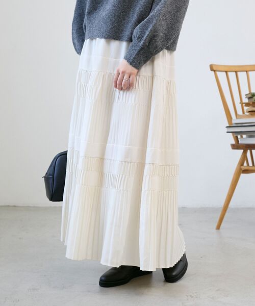 le.coeur blanc(ルクールブラン)の「デシン変形プリーツスカート(スカート・レディース・チャコールグレー/ブラック系その他/アイボリー・38)」の18枚目の写真