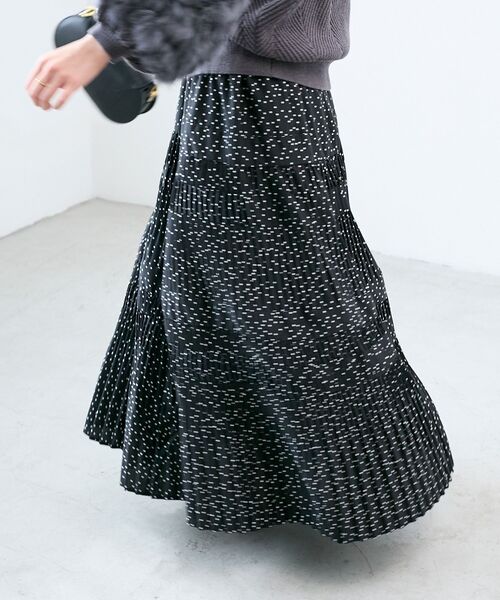 le.coeur blanc(ルクールブラン)の「デシン変形プリーツスカート(スカート・レディース・チャコールグレー/ブラック系その他/アイボリー・38)」の7枚目の写真